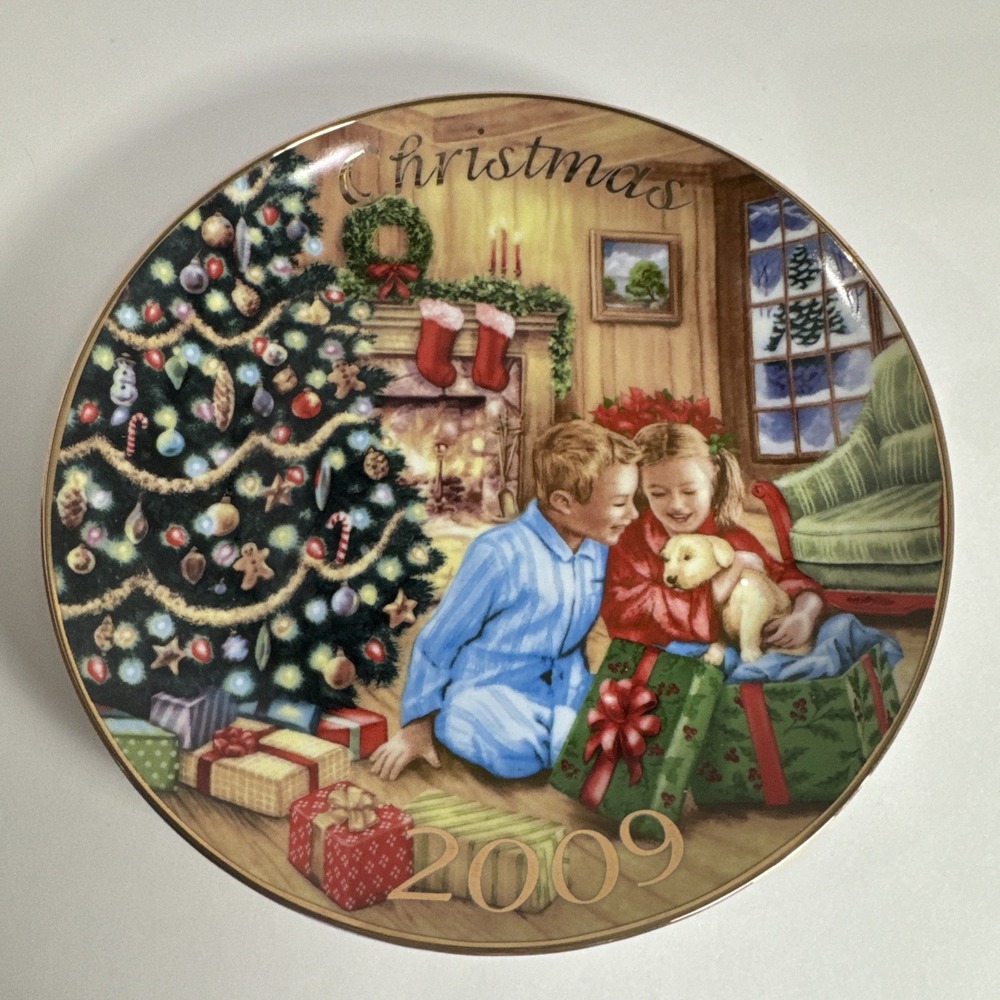 Avon 2009 Christmas Plate "A GIFT TO REMEMBER" 22K Gold Trim in BOX Collectable